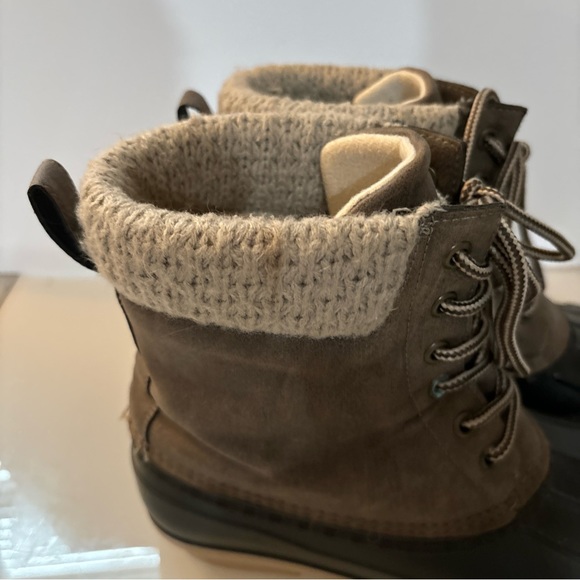 Women’s duck boots, brown and tan just above the ankle size 8 - Picture 2 of 7